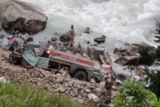 pahalgam road accident  പഹല്‍ഗാം ബസ്‌ അപകടം  ഐടിബിപി ഉദ്യോഗസ്ഥര്‍ മരണം  പഹല്‍ഗാമില്‍ ബസ് മറിഞ്ഞു  കശ്‌മീര്‍ ബസ് അപകടം  pahalgam bus accident  bus carrying ITBP jawans falls into riverbed  pahalgam