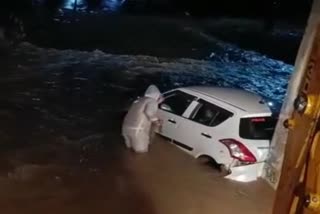 Car stuck in river in Itarsi