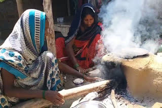 महिलाएं फिर से लकड़ी के चूल्हे पर खाना बनाने को मजबूर