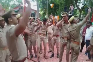 पुलिसकर्मियों का डांस करते हुए वीडियो