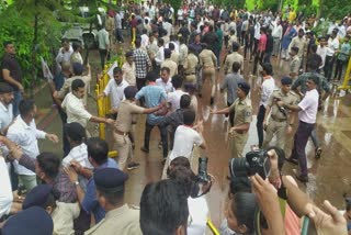 Veer Narmad South Gujarat University માં ABVP અને CYSS વચ્ચે મારામારીને પગલે કેમ્પસ પોલીસ છાવણીમાં ફેરવાયું