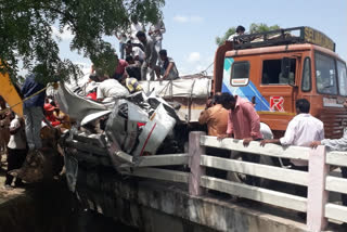 కారును లారీ ఢీకొన్న ఘటనలో మహిళ మృతి