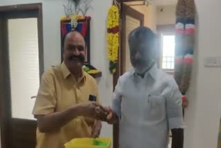 அதிமுக பொதுக்குழு வழக்கு: ஆதரவாளர்களுடன் மகிழ்ச்சியில் ஓபிஎஸ்!