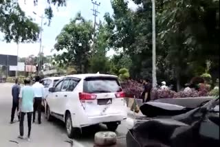बीजेपी नेताओं की 4 गाड़ियां आपस में टकराईं.