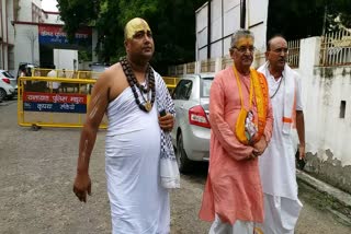 मंदिर की जमीन पर मजार बनाने पर विवाद