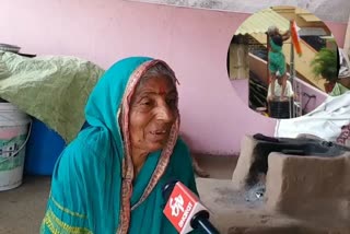 anand mahindra share photo elderly couple hoisting the national flag