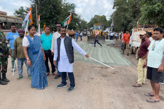 Former CM Madhu Koda and MP Geeta Koda repaired NH 75E