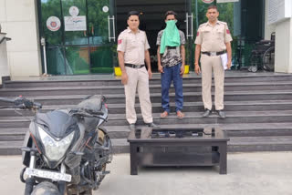 Delhi Police Arrested Mobile Phone Snatcher with Mobile phones and motorcycle