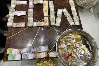 Cash and jewellary recovered during the raid