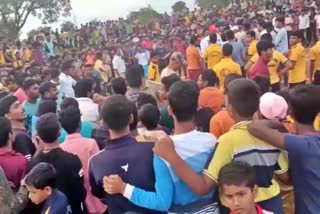 Youth Fight in Kabaddi Tournament  Kabaddi Tournament in Belagavi  Belagavi crime news  ಬೆಳಗಾವಿಯಲ್ಲಿ ಕಬಡ್ಡಿ ಪಂದ್ಯಾವಳಿಯಲ್ಲಿ ಬಿಗ್ ಫೈಟ್  ಕಟ್ಟಿಗೆ ಹಿಡಿದು ಬಡಿದಾಡಿಕೊಂಡ ಯುವಕರು  ವಲಯಮಟ್ಟದ ಕ್ರೀಡಾ ಪಂದ್ಯಾವಳಿ ಆಯೋಜನೆ