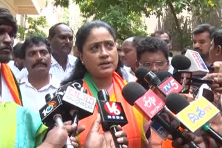 Vijayashanthi sensational comments on state leadership