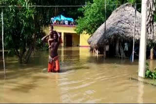 ବନ୍ୟା ପରିଚାଳନାରେ ବିଫଳ କେନ୍ଦ୍ରାପଡ଼ା ପ୍ରଶାସନ, ଶିଶୁକୁ କାନ୍ଧରେ ବୋହି ମେଡିକାଲ ପହଞ୍ଚିଲେ ସମ୍ପର୍କୀୟ