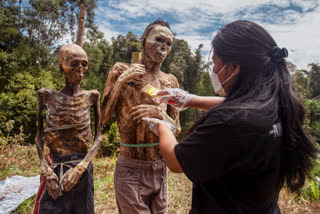 Dressing the dead Indonesian villagers clean corpses in afterlife ritual  Torajans are an ethnic group  Indonesian island poses  indonesia afterlife ritual  ടോറജൻസ്  ഇന്തോനേഷ്യയിലെ മരണാനന്തര ചടങ്ങുകൾ  പുതുവസ്‌ത്രം ധരിച്ച് പൂർവികർ  വിചിത്രമായ ആചാരവുമായി ടോറജൻസ്  ഇന്തോനേഷ്യ വാർത്തകൾ  international news  കൗതുക വാർത്തകൾ