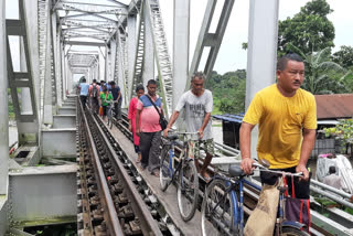 locals-travel-from-railway-bridge-with-life-risk-due-to-closed-balasan-bridge-in-matigara