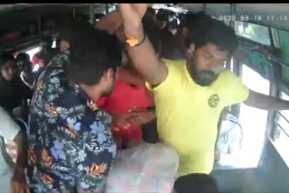 attack against private college students  students of a private college in coimbatore beaten up inside bus  private college in coimbatore  വിദ്യാർഥികൾക്ക് നേരെ ആക്രമണം  പാലക്കാട് സ്വകാര്യ കോളജ് ബസ് തടഞ്ഞുനിർത്തി ആക്രമണം  ആർഎസ്എസ് പ്രവർത്തകർ കോളജ് വിദ്യാർഥികളെ ആക്രമിച്ചു  വാളയാർ പൊലീസ്‌  ബസ് തടഞ്ഞുനിർത്തി ആക്രമണം