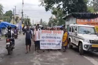 cleaning staff protest in front of the municipal office in bhadrak