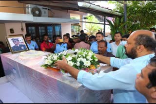 Captain Nirmal Shivaraj  Captain Nirmal Shivaraj dies in Madhyapradesh Lightening Flood  Malayali soldier Captain Nirmal Shivaraj  cremated with official honours  Cremation  മിന്നൽ പ്രളയത്തിൽ മരിച്ച ധീര ജവാന് നാടിന്‍റെ യാത്രാമൊഴി  ഔദ്യോഗിക ബഹുമതി  മൃതദേഹം  മൃതദേഹം ഔദ്യോഗിക ബഹുമതികളോടെ സംസ്കരിച്ചു  മധ്യപ്രദേശിലുണ്ടായ മിന്നൽ പ്രളയത്തിൽ മരിച്ച മലയാളി സൈനികൻ  Homage