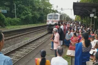 chemancheri railway station  chemancheri railway station mass gathering kozhikode  ചേമഞ്ചേരി റെയിൽവേ സ്റ്റേഷൻ  റെയിൽവേ പ്ലാറ്റ്‌ഫോമിൽ ബഹുജന കൂട്ടായ്‌മ  ഓഗസ്റ്റ് വിപ്ലവം ക്വിറ്റ് ഇന്ത്യ പ്രക്ഷോഭം  കൊയിലാണ്ടി എംഎൽഎ കാനത്തിൽ ജമീല  koyilandy news  kozhikode news  കോഴിക്കോട് വാര്‍ത്തകള്‍  ജില്ല വാര്‍ത്തകള്‍  ചേമഞ്ചേരി കൊയിലാണ്ടി