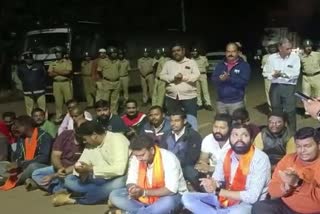 Etv Bhapro-hindu-activists-protest-against-congressrat