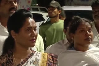 Vundavalli Sridevi protest at Sucharitha house