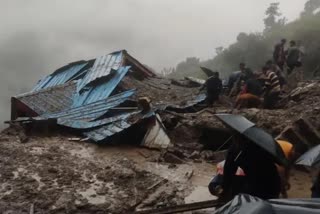 himachal landslide  landslide at mandi  heavy rain in himachal  house collapsed in mandi  ഹിമാചല്‍ പ്രദേശ്‌ ഉരുള്‍പൊട്ടല്‍  മണ്ടി ഉരുള്‍പൊട്ടല്‍  ഹിമാചല്‍ പ്രദേശ്‌ കനത്ത മഴ  ഹിമാചല്‍ പ്രദേശ്‌ മണ്ണിടിച്ചില്‍  ഇരുനില വീട് തകര്‍ന്ന് വീണു  ഹിമാചല്‍ പ്രദേശില്‍ ഉരുള്‍പൊട്ടല്‍arat