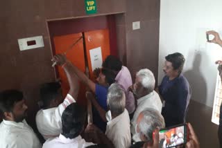 karur collector office Lift Stucks