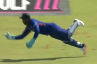 IND vs ZIM  IND vs ZIM 2nd ODI  Sanju Samson  Sanju Samson one handed diving catch  സഞ്‌ജു സാംസണ്‍  സഞ്‌ജു സാംസണ്‍ ഡൈവിങ് ക്യാച്ച്  ഇന്ത്യ vs സിംബാബ്‌വെ  തകുദ്‌സ്വനാഷെ കൈറ്റാനോ  takudzwanashe kaitano