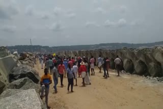 Vizhinjam  Fishermen Protest  Vizhinjam Fishermen Protest Latest Update  Vizhinjam Fishermen Protest going on  Construction area  Thousands on Construction area breaking Security  മത്സ്യതൊഴിലാളികളുടെ സമരം  വിഴിഞ്ഞം  വിഴിഞ്ഞം തുറമുഖത്തിനെതിരെ മത്സ്യതൊഴിലാളികള്‍ നടത്തുന്ന സമരം  നിര്‍മാണ മേഖല  വിഴിഞ്ഞത്ത് മത്സ്യതൊഴിലാളികളുടെ സമരം കനക്കുന്നു  സുരക്ഷ മറികടന്ന് നിര്‍മാണ മേഖലയില്‍ ആയിരങ്ങള്‍  അതീവ സുരക്ഷ മേഖല  പ്രതിഷേധക്കാര്‍  മത്സ്യതൊഴിലാളികള്‍  തുറമുഖ നിര്‍മ്മാണം  ലത്തീന്‍ കത്തോലിക്ക സഭ  ഫിഷറീസ് മന്ത്രി  ഗതാഗതമന്ത്രി