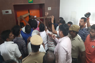 Karur collector office Lift stuck  Karur collector  തമിഴ്‌നാട് കരൂര്‍ ജില്ല കലക്‌ട്രേറ്റ്  കരൂര്‍ ജില്ല കലക്‌ട്രേറ്റ്‌  കരൂര്‍ ജില്ല കലക്‌ട്രേറ്റ്‌ ലിഫ്റ്റ് തകരാറിലായി  തൊഴിൽ വകുപ്പ് മന്ത്രി സി വി ഗണേശൻ  വൈദ്യുതി വകുപ്പ് മന്ത്രി സെന്തിൽ ബാലാജി  Lift stuck down ka4rur collectorate  tamilandu lift stuckdown  കരൂര്‍ കലക്‌ട്രേറ്റ്