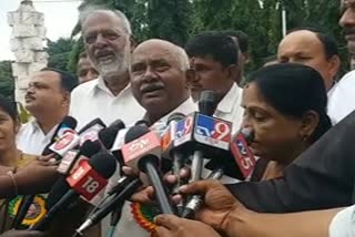 h-vishwanath-reaction-on-egg-throwing-at-siddaramaiah-car-issue