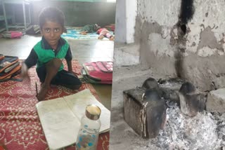 snake bite  Child dies in snake bite  Tamilnadu  Tamilnadu Latest News  Tuticorin  Child death  Child dies in snake bite in Tamilnadu  helps to save mother  പാമ്പിനെ ഓടിക്കാന്‍ ശ്രമിച്ചു  അമ്മയെ കടിക്കാതിരിക്കാന്‍ പാമ്പിനെ ഓടിക്കാന്‍ ശ്രമിച്ചു  അഞ്ചുവയസ്സുകാരന് പാമ്പുകടി  പാമ്പുകടി  മൂര്‍ഖന്‍  മൂര്‍ഖന്‍ പാമ്പിനെ ഓടിക്കാന്‍ ശ്രമിച്ച അഞ്ചുവയസ്സുകാരന്‍ പാമ്പുകടിയേറ്റ് മരിച്ചു  പാമ്പുകടിയേറ്റ് ദാരുണാന്ത്യം  അടുക്കള  സർക്കാർ ആശുപത്രി  തമിഴ്‌നാട്  തൂത്തുക്കുടി