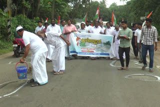 മലപ്പുറത്ത് കുഴിയെണ്ണൽ സമരം  pothole counting strike Malappuram  Congress held a pothole counting strike in Malappuram  Potholes in road  കോൺഗ്രസ്  Congress  കൽപകഞ്ചേരി മണ്ഡലം കോൺഗ്രസ് കമ്മറ്റി  Kalpakanchery Constituency Congress Committee  മലപ്പുറം പുത്തനത്താണി