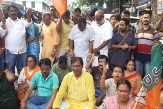 road-block-by-bangaon-bjp-leaders-to-protest-against-rigging-allegation-in-municipality-by-poll