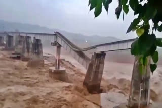 heavy rain in himachal  railway bridge washed away  Railway unsafe bridge washed away  Railway bridge washed away in Chakki Khad  yellow alert in himachal  Bad weather in Himachal till August 25  bridge collapsed in nurpur  Railway bridge washed away in flood at himachal pradesh  Railway bridge washed away in flood  ஆங்கிலேயர் காலத்தில் கட்டிய ரயில்வே பாலம்  வெள்ளத்தில் அடித்துச்செல்லும் ரயில்வே பாலம்  வைரல் வீடியோ  சக்கி காட் என்ற இடத்தில் ஆங்கிலேயர் காலத்தில் கட்டப்பட்ட ரயில் பாலம் அடித்துச் செல்லப்பட்டது  ரயில்வே அலுவலர்கள்  ஹிமாச்சலப் பிரதேசம்