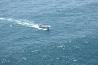 maharashtra  boat capsizes  boat capsizes off ratnagiri coast  maharashtra arabian sea boat capsizes  boat accident in maharashtra  മഹാരാഷ്‌ട്ര  മഹാരാഷ്‌ട്ര ബോട്ട് അപകടം  ബോട്ട് അപകടം പുതിയ വാര്‍ത്ത  maharashtra boat capsized latest news  ബോട്ട് മറിഞ്ഞു  ബോട്ട് മറിഞ്ഞ് ഒരാളെ കാണാതായി  മഹാരാഷ്‌ട്ര തീരത്ത് ബോട്ട് മറിഞ്ഞു