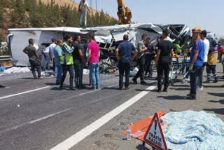 two road accidents kill 35 in turkey