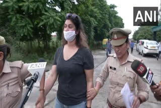 noida women arrested  noida women Communal abuse security guard  നോയിഡയില്‍ അഭിഭാഷകയായ യുവതി അറസ്‌റ്റില്‍  സുരക്ഷ ജീവനക്കാരനെതിരെ അപകീര്‍ത്തി പരാമര്‍ശം  നോയിഡ പൊലീസ്  ജെയ്‌പീ ഗ്രീൻസ് വിഷ്  Noida women attacked security guard