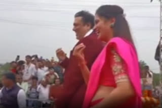 MP Navneet Rana dances with actor Govinda on Janmashtami