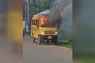 Angry people set fire to school bus in Gaya