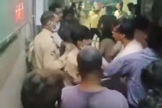 Guards Marpeet in Lal Bahadur Shastri Hospital Viral Video