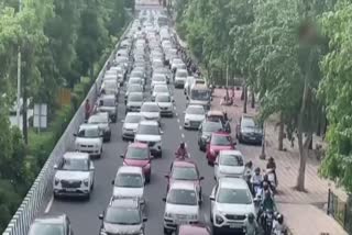 Traffic Jam  Traffic Jam in New Delhi  Farmers Mahapanchayat  Heavy traffic in Delhi borders  Heavy traffic in Delhi borders due to Farmers Mahapanchayat  മഹാപഞ്ചായത്ത്  ഡൽഹി അതിർത്തിയിൽ  ഡൽഹി അതിർത്തിയിൽ വൻ ഗതാഗതക്കുരുക്ക്  ഗതാഗതക്കുരുക്ക്  കര്‍ഷക പ്രശ്‌നങ്ങള്‍  ഗതാഗതനിയന്ത്രം  ജന്തർമന്തറിൽ നടക്കുന്ന മഹാപഞ്ചായത്തിൽ  ന്യൂഡല്‍ഹി  കർഷകർ  ഡൽഹി  പൊലീസ്