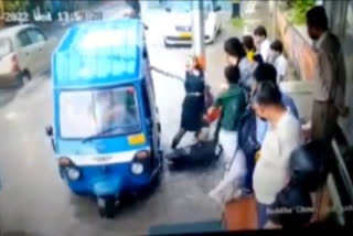 student electrocuted  dehradun  student electrocuted while boarding auto rickshaw  dehradun student electrocution video  student electrocuted in dehradun  സ്‌കൂള്‍ വിദ്യാര്‍ഥിക്ക് വൈദ്യുതാഘാതമേറ്റു  ഓട്ടോയില്‍ കയറുന്നതിനിടെ വൈദ്യുതാഘാതമേറ്റു  ഡെറാഡൂണ്‍ വിദ്യാര്‍ഥി വൈദ്യുതാഘാതം  ഡെറാഡൂണ്‍  ഉത്തരാഖണ്ഡ്  ഓട്ടോയില്‍ കയറുന്നതിനിടെ സ്‌കൂള്‍ വിദ്യാര്‍ഥിക്ക് വൈദ്യുതാഘാതമേറ്റു  വിദ്യാര്‍ഥി  വിദ്യാര്‍ഥിക്ക് വൈദ്യുതാഘാതമേറ്റു