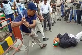 Patna ADM Brutally thrashes teacher aspirant during protest, disrespects tricolour