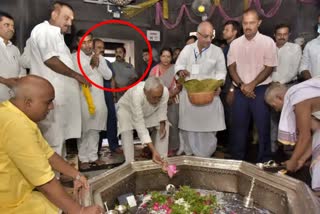 Bihar CM Enters Temple With Muslim Minister  BJP accuses them of hurting sentiments  MINISTER MOHAMED ISRAEL MANSOORI IN VISHNUPAD TEMPLE  Gaya Vishnupad Temple  Minister Mohamed Israel Mansoori news  ಮುಸ್ಲಿಂ ಸಚಿವ ಜೊತೆ ಗರ್ಭಗುಡಿಯಲ್ಲಿ ಸಿಎಂ ಪೂಜೆ  ಮೈತ್ರಿಕೂಟ ಸರ್ಕಾರದ ವಿರುದ್ಧ ಬಿಜೆಪಿ ವಾಗ್ದಾಳಿ  ಬಿಹಾರ ಸಿಎಂ ನಿತೀಶ್ ಕುಮಾರ್  ಬಿಹಾರ್​ ರಾಜಕೀಯ ವಲಯದಲ್ಲಿ ಕೋಲಾಹಲ  ಬಿಹಾರದಲ್ಲಿ ಮಹಾಮೈತ್ರಿಕೂಟದ ಸರ್ಕಾರ ರಚನೆ  ಸಚಿವ ಮೊಹಮ್ಮದ್ ಇಸ್ರೇಲ್ ಮನ್ಸೂರಿ  ವಿಷ್ಣುಪಾದ್​ ದೇವಸ್ಥಾನಕ್ಕೆ ಸಿಎಂ ನಿತೀಶ್​ ಕುಮಾರ್​ ಭೇಟಿ  ವಿಷ್ಟುಪಾದ್​ ದೇವಾಲಯದ ಗರ್ಭಗುಡಿಗೆ ಸಚಿವ ಮನ್ಸೂರಿ ಪ್ರವೇಶ  ಗರ್ಭಗುಡಿ ಪ್ರವೇಶಿಸಿದ ಸಚಿವ ಮನ್ಸೂರಿ  ಮನ್ಸೂರಿ ಗರ್ಭಗುಡಿ ಪ್ರವೇಶದ ಬಗ್ಗೆ ಸಮಿತಿ ಸಭೆಯಲ್ಲಿ ಕ್ರಮ