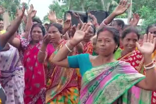 Grandchildren play DJ in grandfather funeral  DJ in grandfather funeral procession in West Bengal  Funeral dance in West Bengal  Etv Bharat Karnataka news  ಶತಾಯುಷಿ ಅಜ್ಜನ ಅಂತ್ಯಕ್ರಿಯೆ ಮೆರವಣಿಗೆಯಲ್ಲಿ ಡಿಜೆ  ಸಾಂಗ್​ಗೆ ಸಖತ್​ ಡ್ಯಾನ್ಸ್  ಅಂತ್ಯಕ್ರಿಯೆ ಮೆರವಣಿಗೆಯಲ್ಲಿ ಡಿಜೆ ಸಾಂಗ್​ಗೆ ಸಖತ್​ ಡ್ಯಾನ್ಸ್  ನೂರಾರು ಮೊಮ್ಮಕ್ಕಳನ್ನು ಅಗಲಿದ ಶತಾಯುಷಿ ಅಜ್ಜ  ವಯೋ ಸಹಜ ಕಾಯಿಲೆಯಿಂದ ಶತಾಯುಷಿ ಅಜ್ಜ ನಿಧನ  ವಿಧಿವಿಧಾನಗಳ ಪ್ರಕಾರ ನಡೆದ ಅಂತ್ಯಕ್ರಿಯೆ