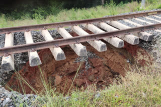 landslide-under-railway-line-in-dhanbad-going-to-mpl-gaya-howrah-grand-card-rail-line-passes-nearby