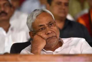 Mohammad Israid Mansuri  Bihar Chief Minister Nitish Kumar  Vishnupad templeGaya Bihar  Mohammad Israid Mansuri information and Technology minister  Vishnupad temple secretary Gajadhar Lal Pathak  മുസ്ലീം മത വിശ്വാസിയായ മന്ത്രിക്കൊപ്പം ക്ഷേത്രത്തില്‍ ദര്‍ശനം നടത്തി  മുസ്ലീം മത വിശ്വാസിയായ മന്ത്രിക്കൊപ്പം ക്ഷേത്ര ദര്‍ശനം  നിതീഷ് കുമാറിനെതിരെ ഹിന്ദു സംഘടനകള്‍  ഹമ്മദ് ഇസ്‌റാഈദ് മൻസൂരിയാണ് വിവാദത്തിലായത്  ഗയയിലെ വിഷ്ണുപാദ് ക്ഷേത്രം  Muslim minister to temple in Bihar