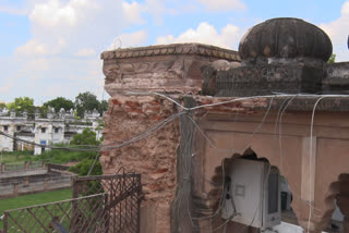 lucknow monument crumbling