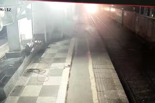 The sleeping wife was woken up and pushed down by husband under express train, the incident was caught on CCTV camera