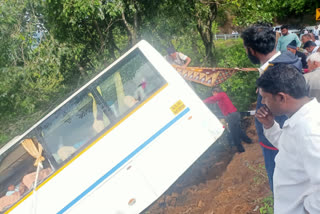 Gujarat Bus fell in a ditch in Kodaikanal, passengers rescued